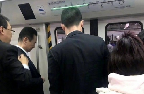 北京保安公司-王健林乘地鐵被偶遇  地鐵偶遇 王健林.jpg